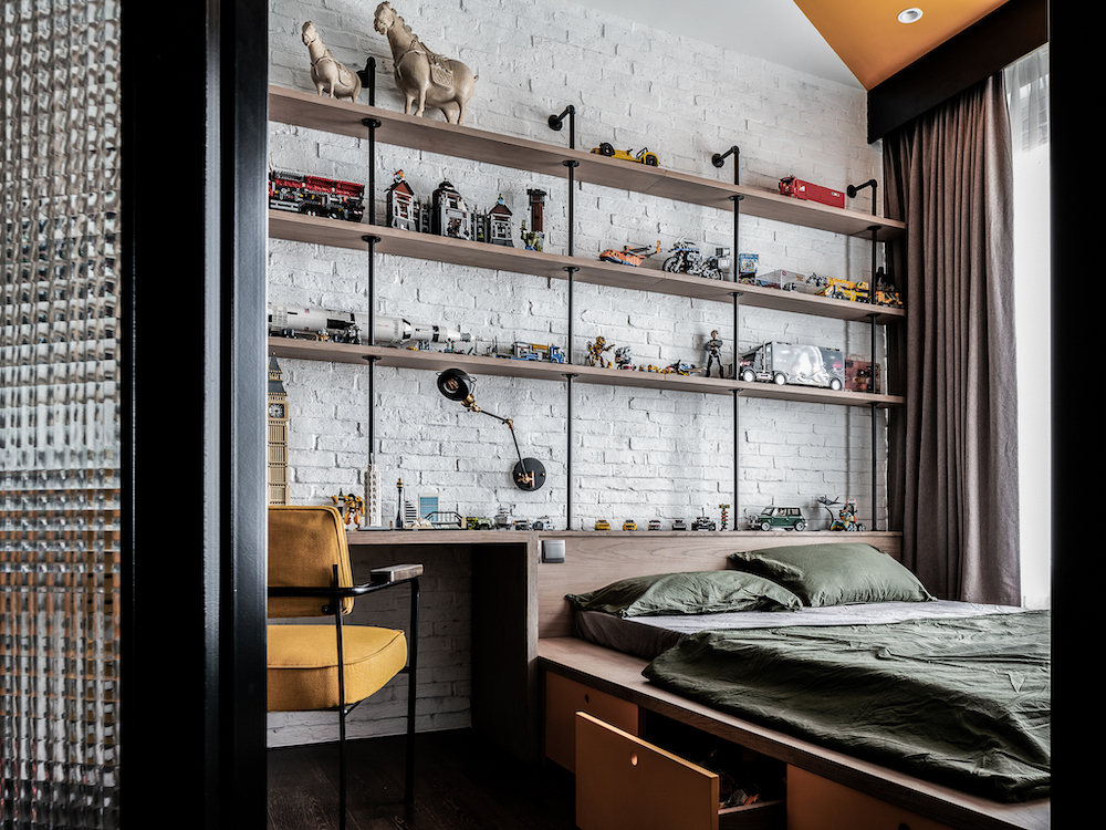 GANG'S APARTMENT