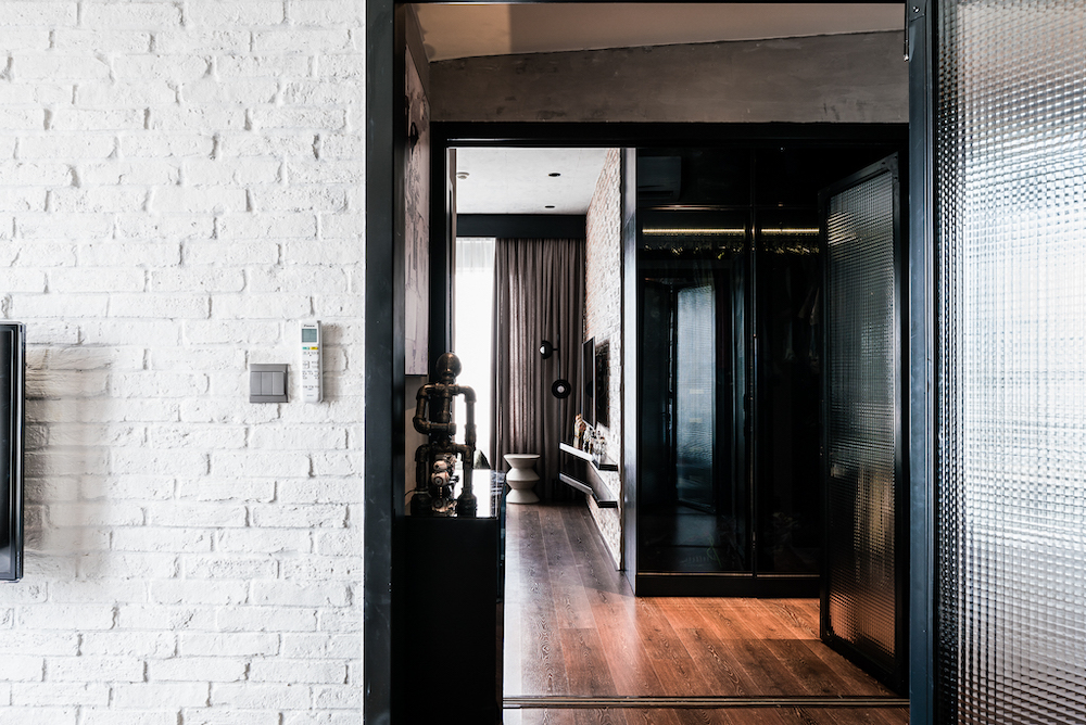 GANG'S APARTMENT