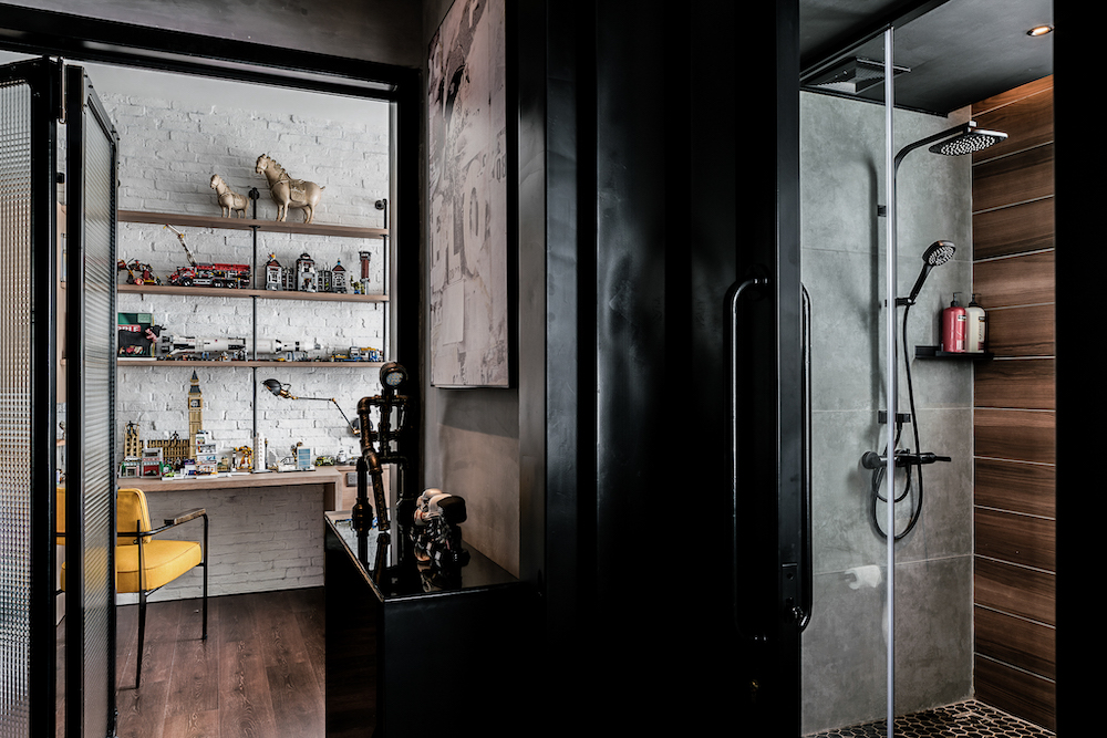 GANG'S APARTMENT