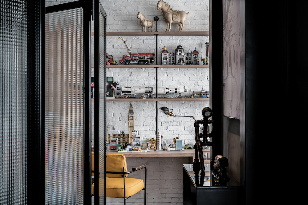 GANG'S APARTMENT